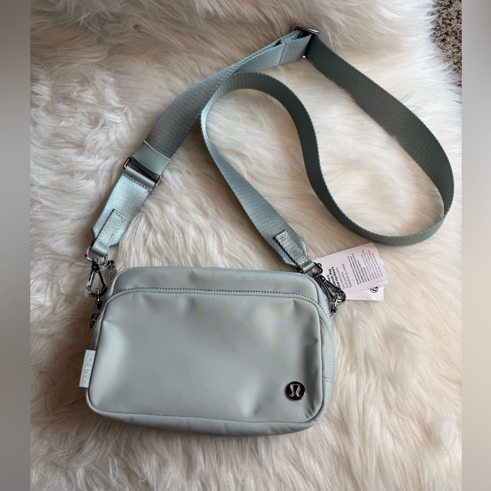 Lululemon everywhere crossbody bag PLCN SLVR